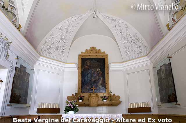 Chiesa Beata Vergine del Caravaggio - altare ed ex voto