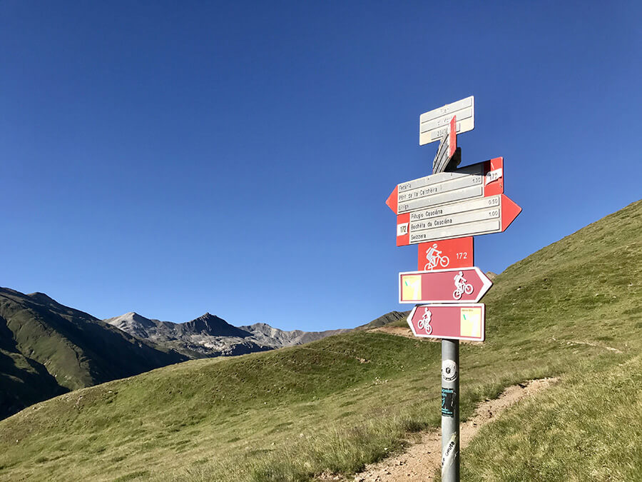 segnaletica al bivio del sentiero che porta in Val Leverone, seguire per Passo Cassana