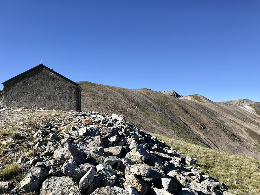 Il sentiero che da passo Cassana porta in Val Leverone