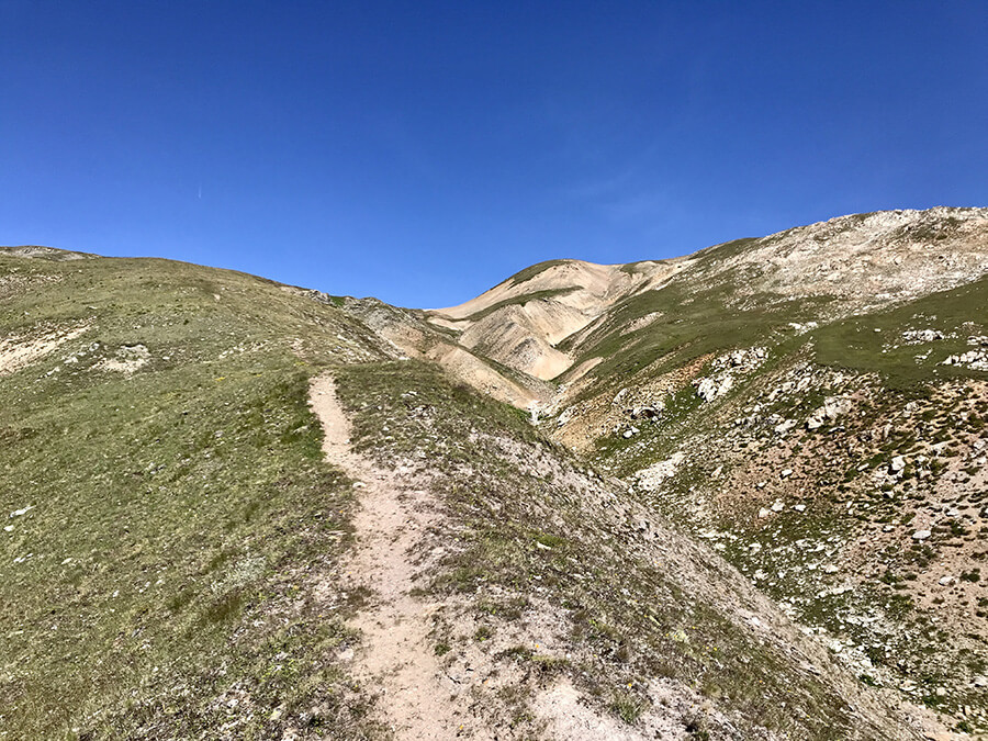 Si cammina in cresta o poco sotto