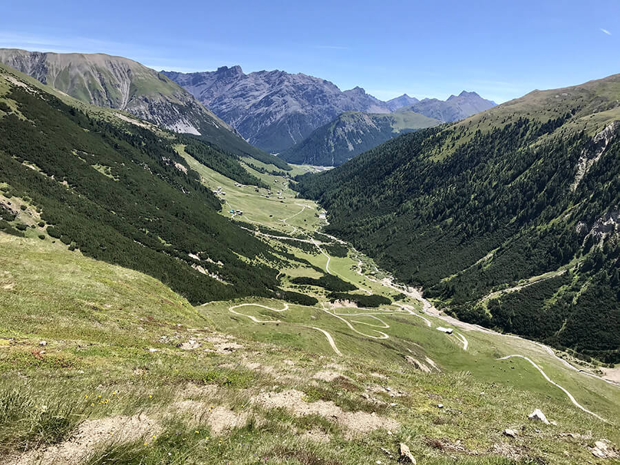 Ritorno sulla strada che porta al passo Cassana in discesa verso Val Federia