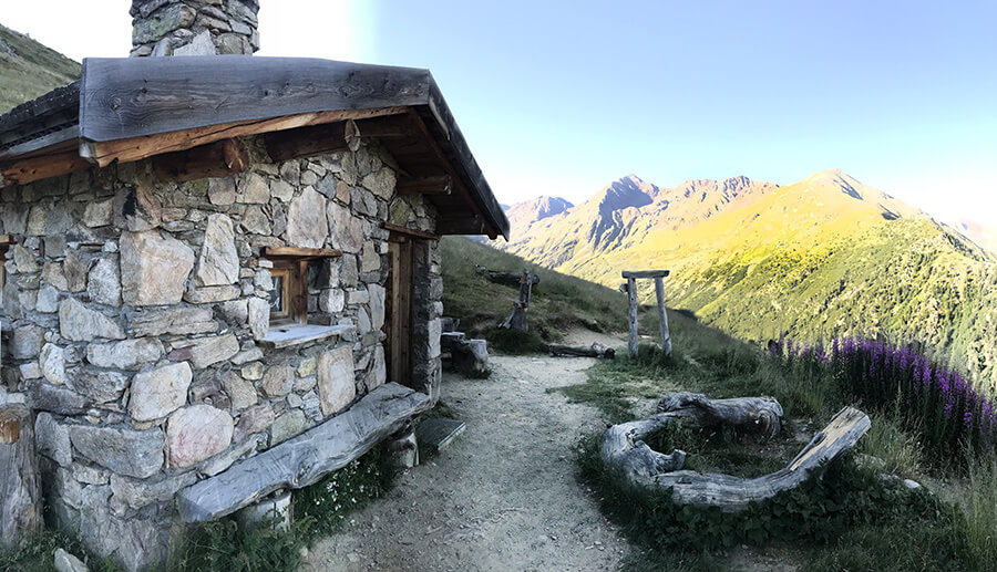 Baitel dal Moton da l'Al e veduta verso la Valle delle Mine
