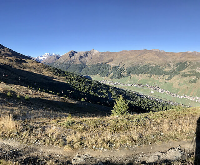 Livigno e sullo sfondo il Gruppo del Bernina 