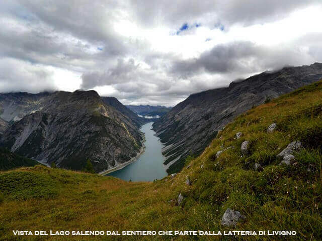 vista del lago salendo dal sentiero dopo la latteria