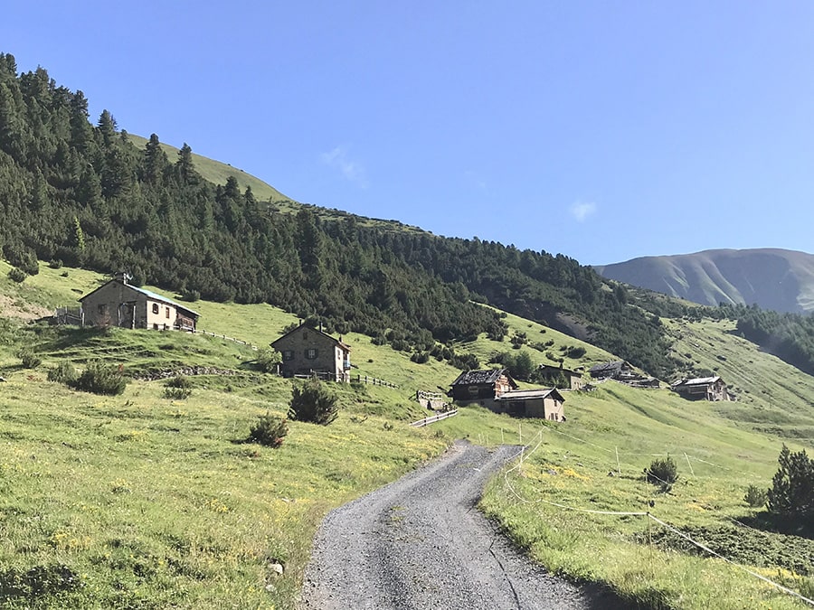 Val Federia - la strada sterrata che si alza un pò rispetto alla valle