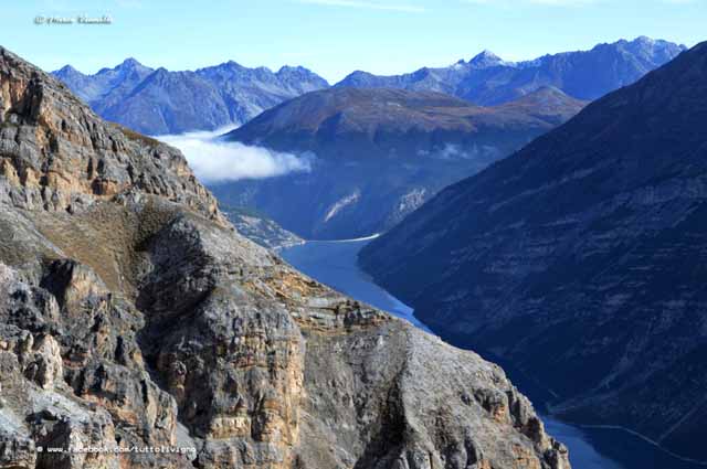 Livigno - Territorio - Lago e diga del Gallo - l'uomo bisognoso di energia ha sfruttato la valle creando questo enorme bacino Livigno - Territorio - Lago e diga del gallo - l'uomo che sfrutta il territorio